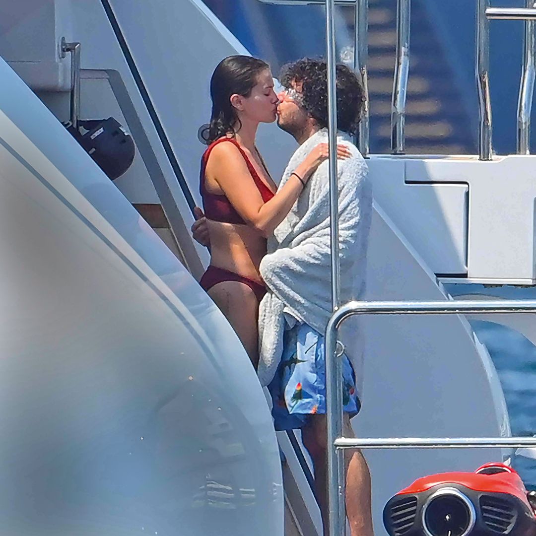 Selena Gomez celebra su 34 cumpleaños en la costa italiana con Benny Blanco: besos y complicidad en el mar