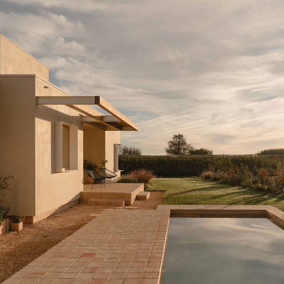 La arquitecta Clara Crous crea su refugio en el Alto Ampurdán: una casa de 235 m² en madera y materiales locales