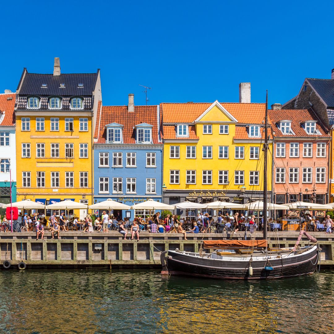 El pintoresco paseo marítimo de Copenhague que transformó su estrecho canal de barrio rojo a epicentro cultural