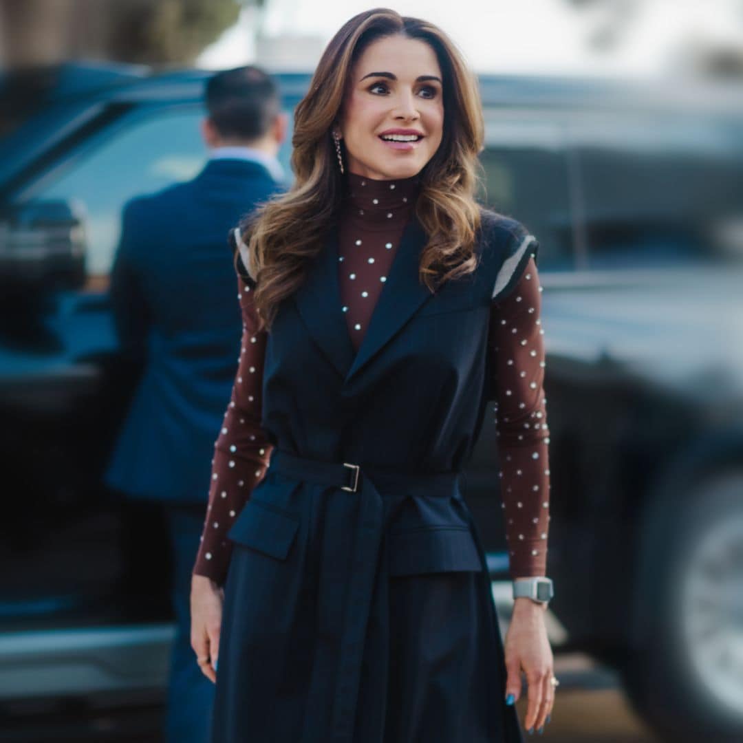 Rania de Jordania, tras los pasos de Mary de Dinamarca con sus uñas más atrevidas: una francesa invertida de color azul