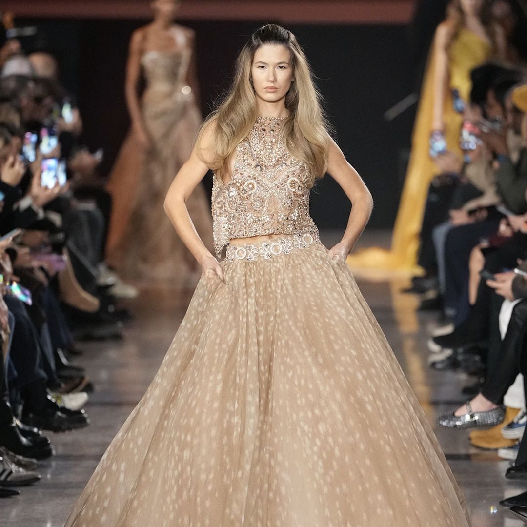 Elie Saab revive la opulencia de los 70 con cristales brillantes y corsés bordados que evocan las noches más glamurosas de la 'jet set'