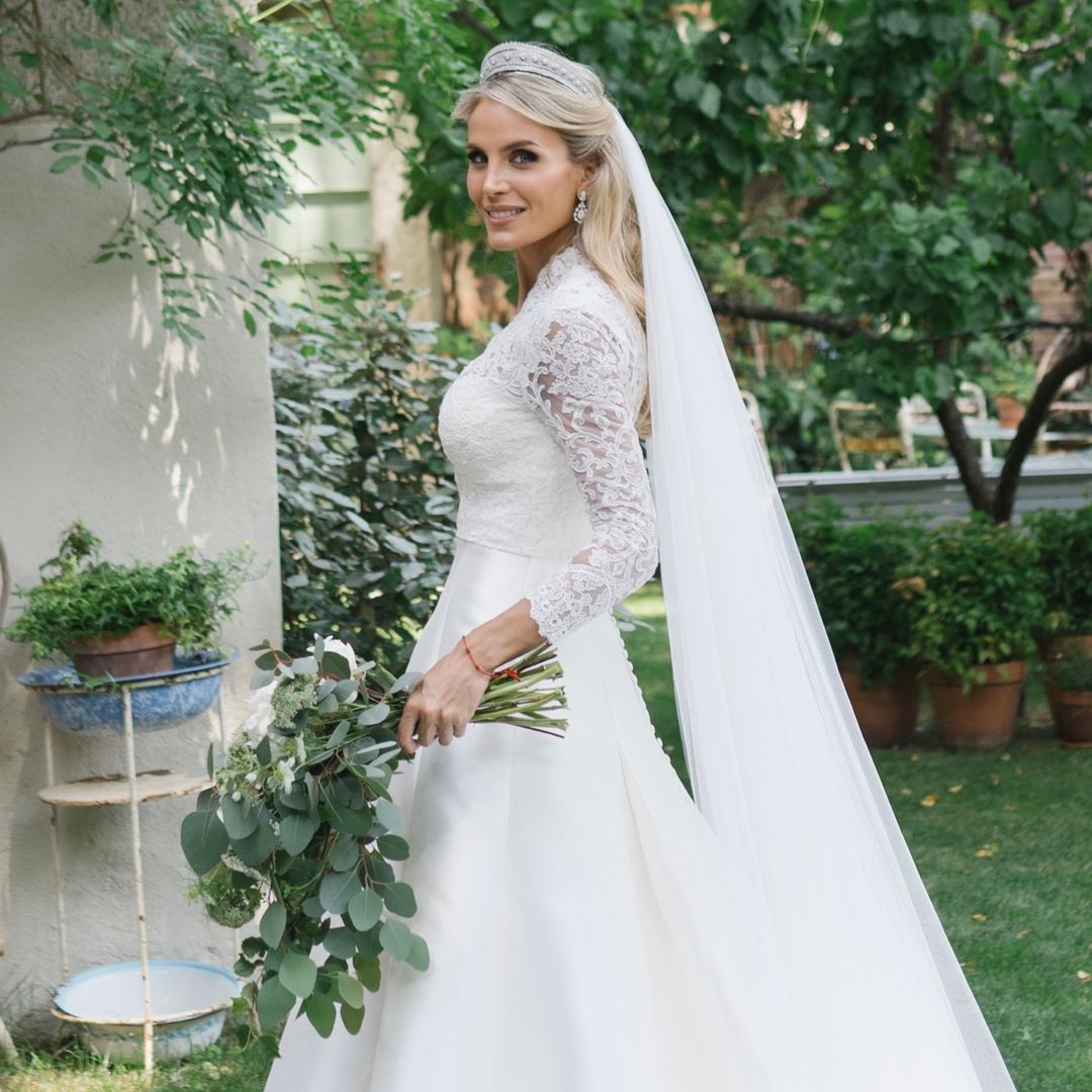 PRIMICIA. La primera imagen de Angie en su boda: un vestido de novia estilo princesa y encaje bordado a mano