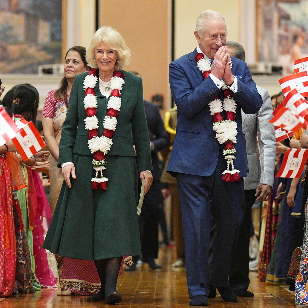 Parece la India, pero es Londres: las sorprendentes fotos de los Reyes Carlos y Camilla en el Templo de Neasden