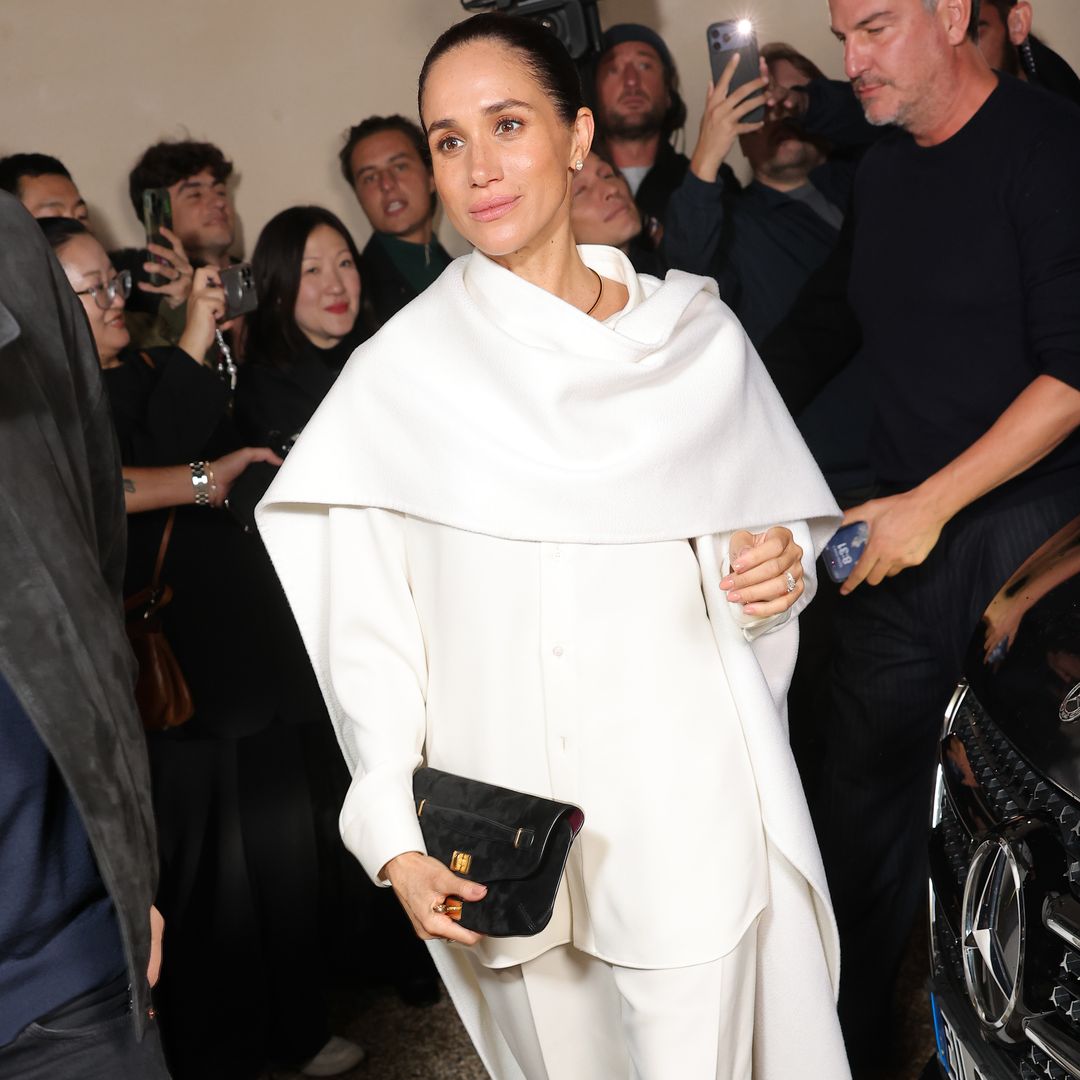 Meghan Markle apuesta por el blanco total (y una capa infinita) en su regreso a Europa