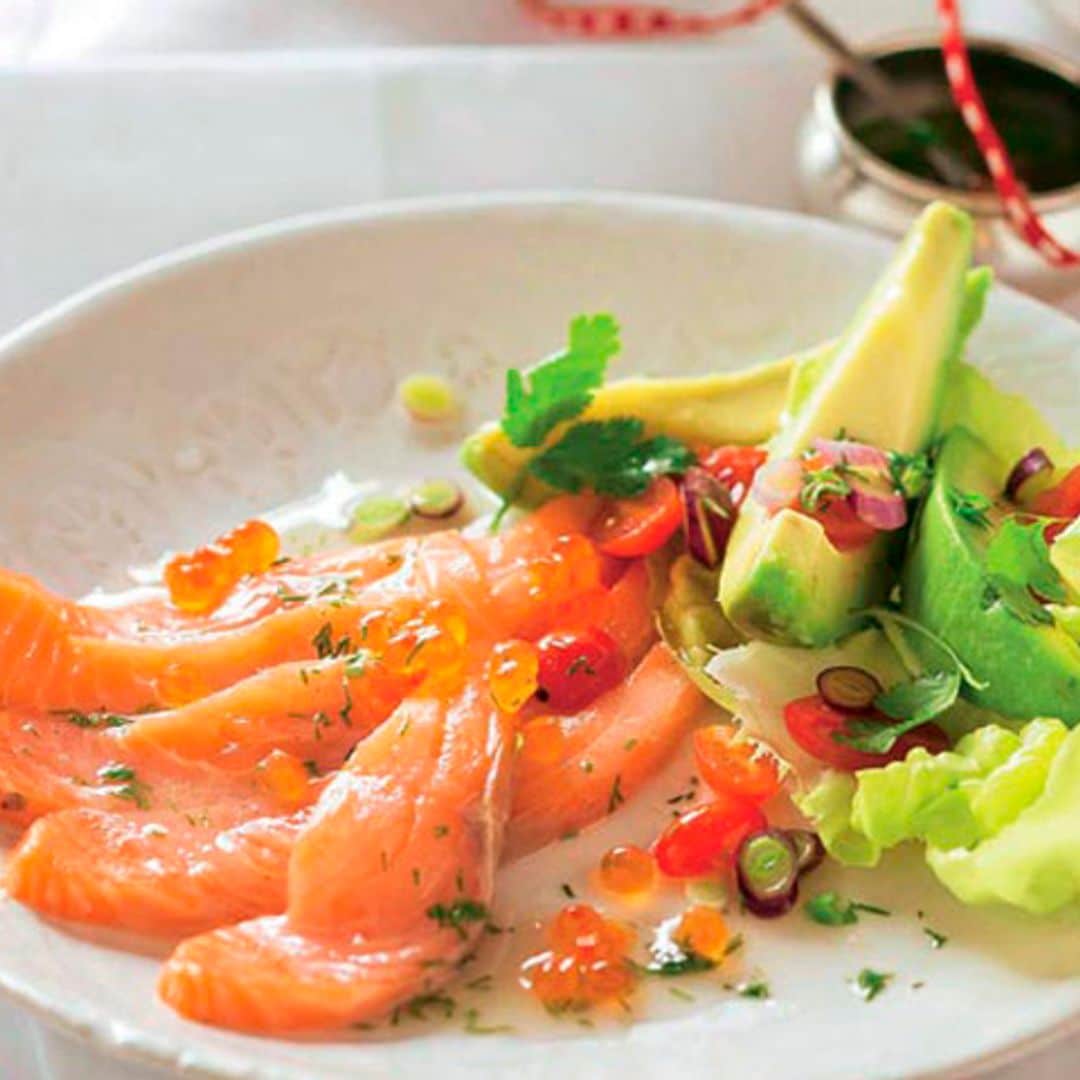 Ceviche de salmón con ensalada de aguacate y tomatitos
