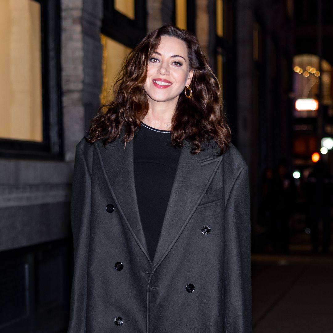 Aubrey Plaza, embarazada de su primer hijo un año después de la trágica muerte de su marido, el cineasta Jeff Baena