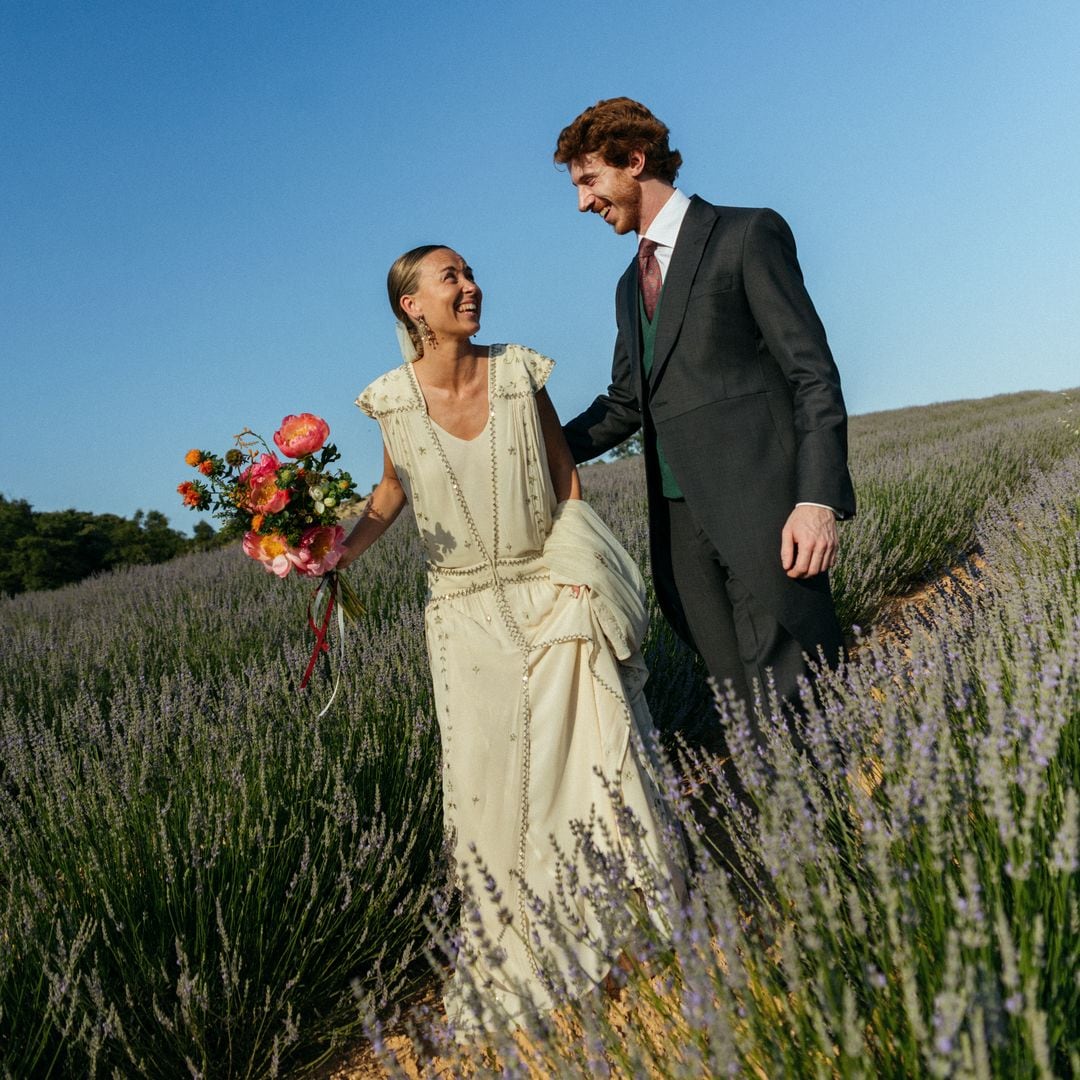 Alejandra, la novia que decoró su boda con ayuda de sus amigos y llevó un sencillo vestido bordado