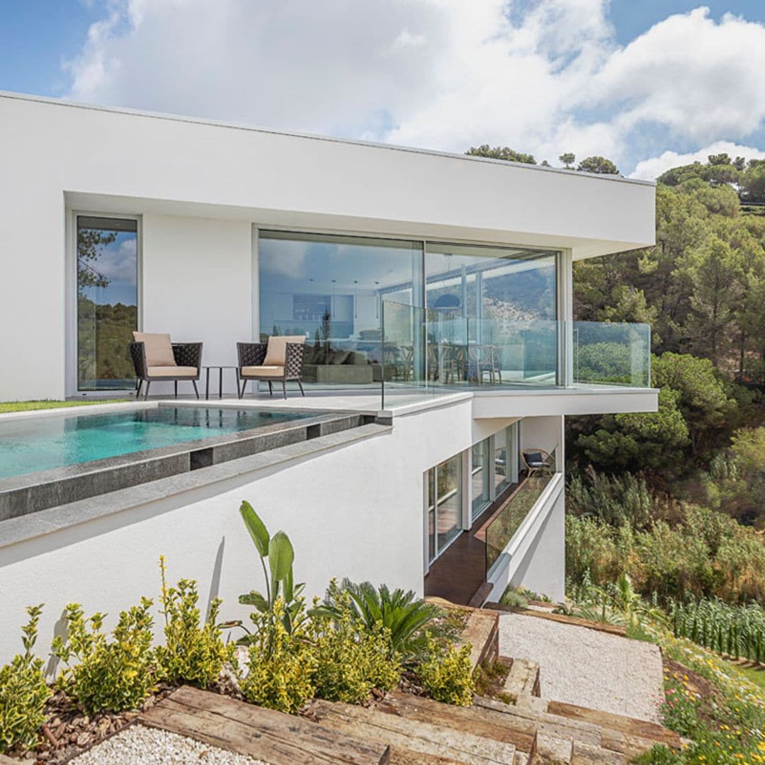 Decoración moderna y relajada en una casa que es un auténtico mirador al verde paisaje