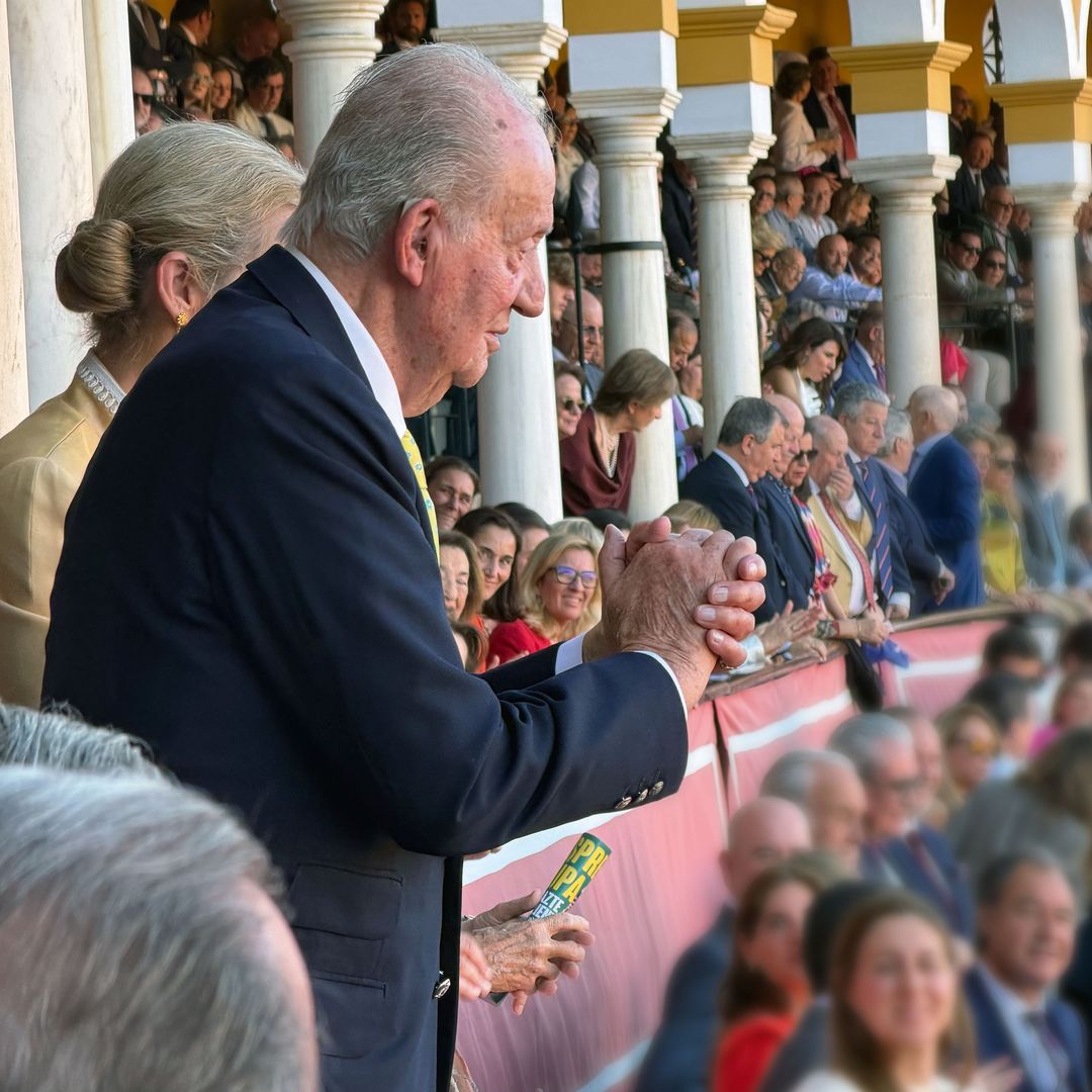 El rey don Juan Carlos saludando desde las gradas