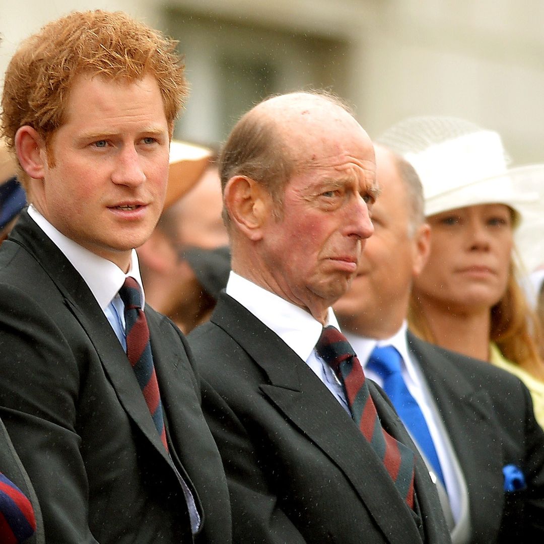 El príncipe Harry y el Duque de Kent representando a Isabel II en un acto en mayo de 2014
