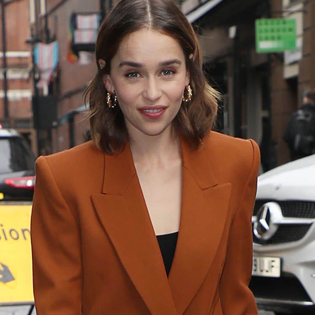 Emilia Clarke y el look de nostalgia noventera con el que conquistó