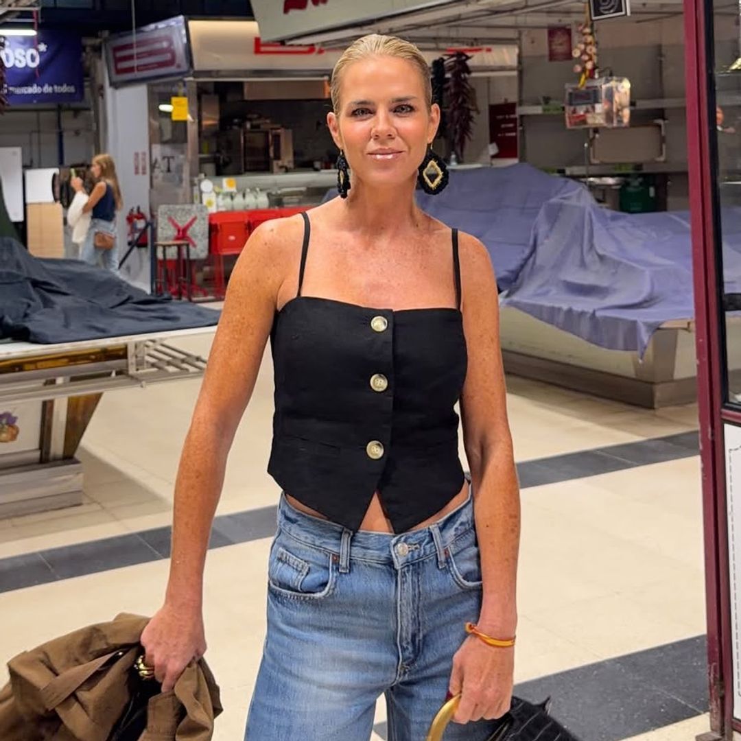 El regreso de Amelia Bono a Madrid con estilo frente al cambio de tiempo: vaqueros 'wide leg' y los pendientes artesanales que comparte con Marta Hazas