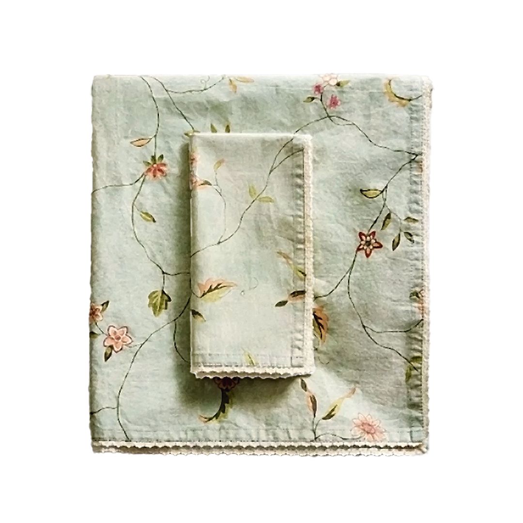 Mantel de flores 
(29 €) y servilletas (set de dos, 4,99 €), de Zara Home