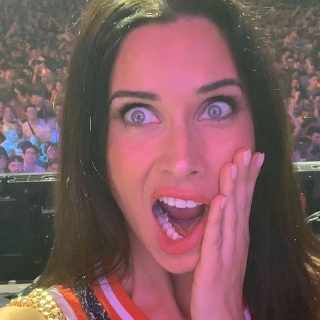 Pilar Rubio, como una auténtica fan cantando y saltando en el concierto de Mägo de Oz