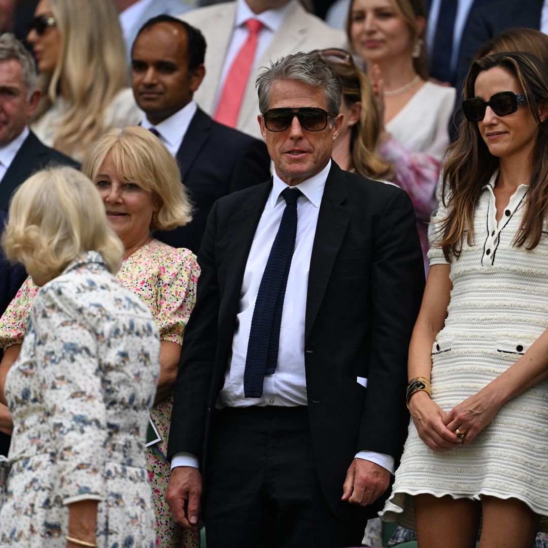 Hugh Grant se vuelve viral tras quedarse dormido detrás de la reina Camilla en Wimbledon