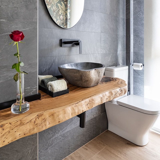 Baño con tronco de madera como encimera