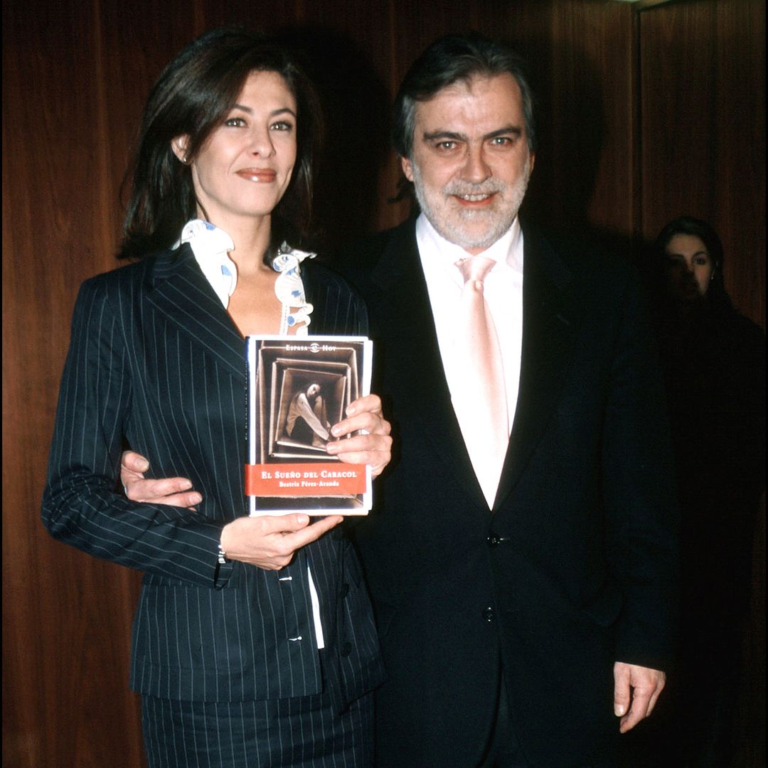 Beatriz Pérez-Aranda en la presentación de su libro junto a Luis Mariñas el 20 de noviembre de 2001 en Madrid 