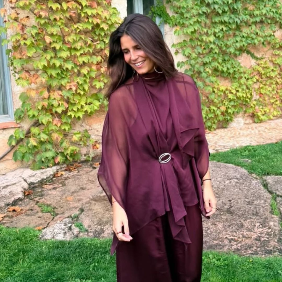 Tana Rivera, digna heredera de la elegancia familiar, se convierte en la invitada perfecta con dos looks de otoño