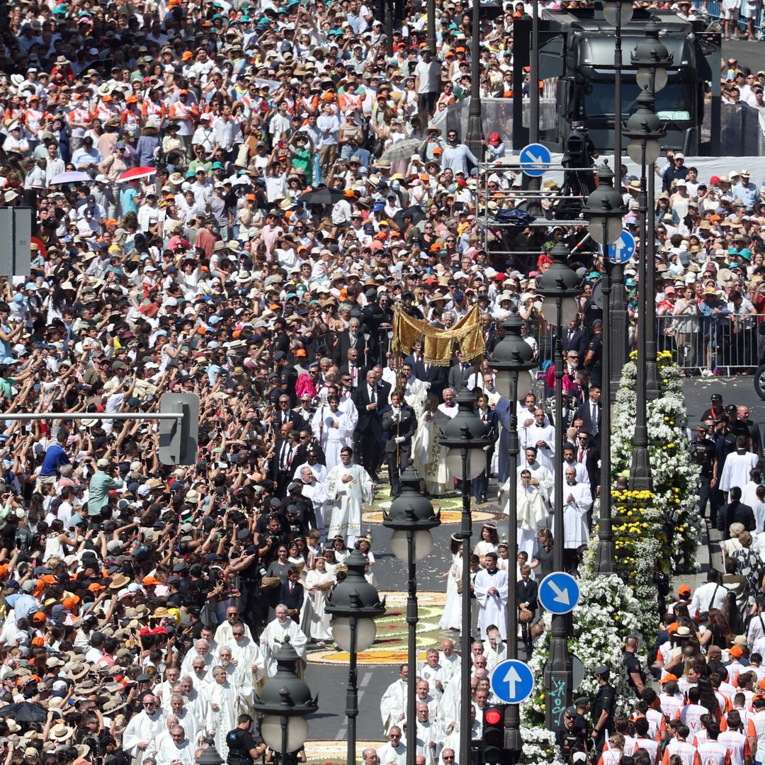 Las imágenes más espectaculares de la multitudinaria misa en Cibeles, con los Reyes y ante un millón de fieles