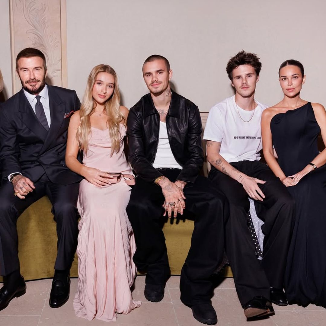 Los Beckham arropan a Victoria en su desfile en París: del beso con David al deslumbrante 'look' de Harper