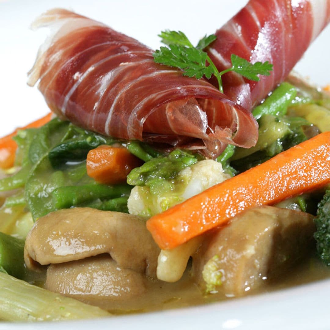 Menestra de verduras con setas y jamón ibérico