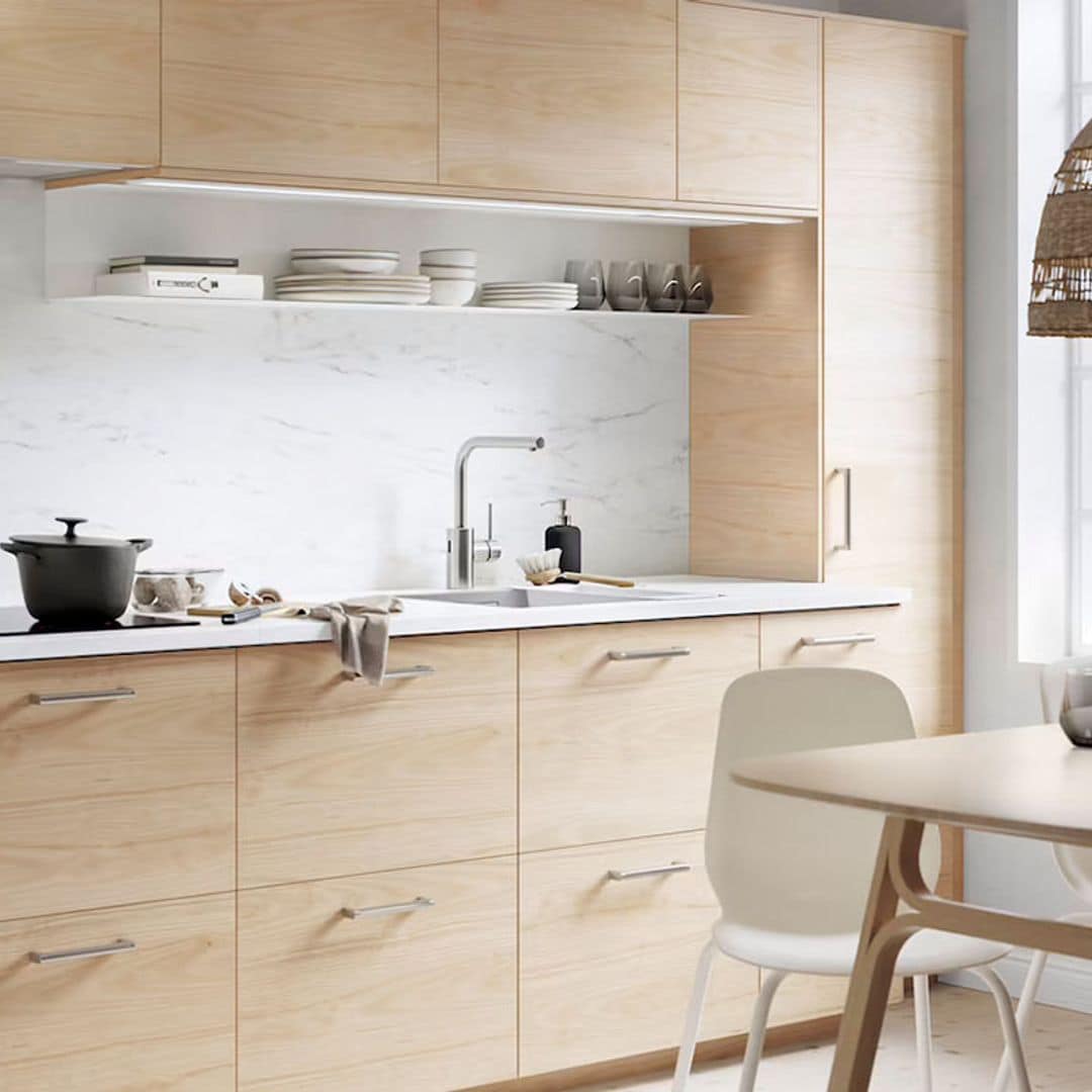 Blanco y madera, una combinación perfecta para decorar la cocina