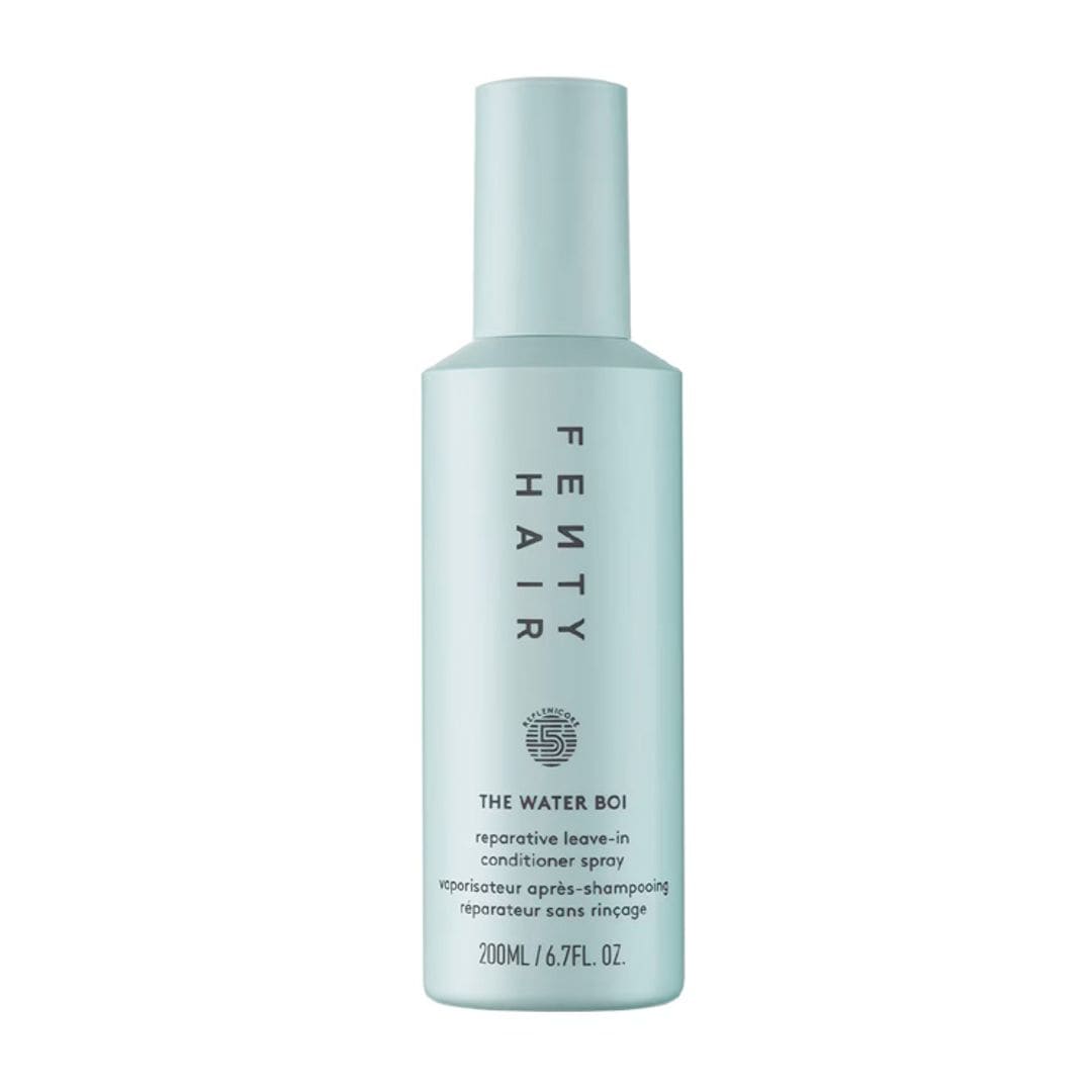 Water Spray Acondicionador Reparador Sin Aclarado, de Fenty Hair (34 euros/disponible en Sephora), es una fórmula sin aclarado a base de ácido hialurónico y el complejo Replenicore-5 de la marca que hidrata, repara, alisa y protege.