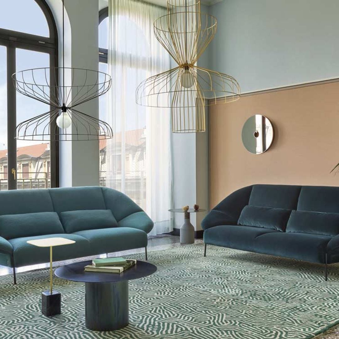 Cómo combinar sofás de diferente color y crear un salón con mucho estilo