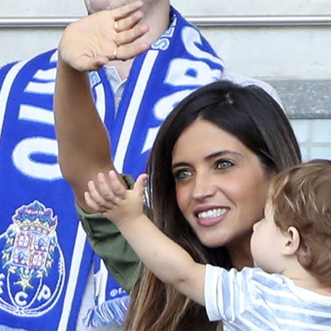 Sara Carbonero se lleva a sus hijos al campo para animar a papá