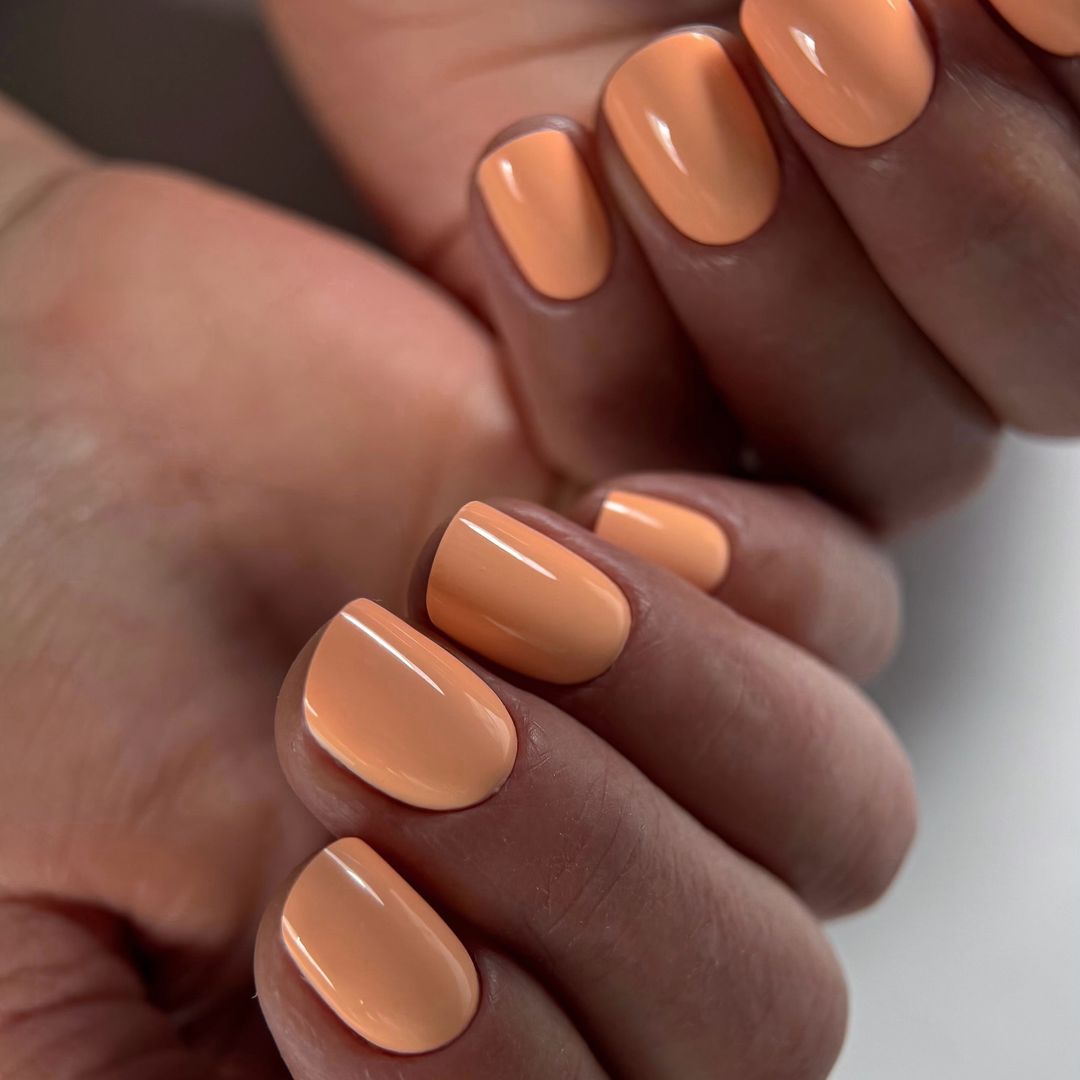12 manicuras en naranja, el color del verano 2026: del melocotón que potencia el bronceado al cobre sofisticado
