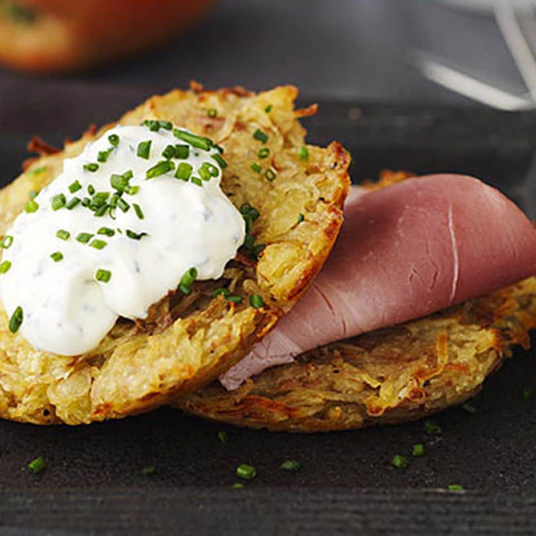 Patatas al horno con manzanas, jamón cocido y crema de cebollino