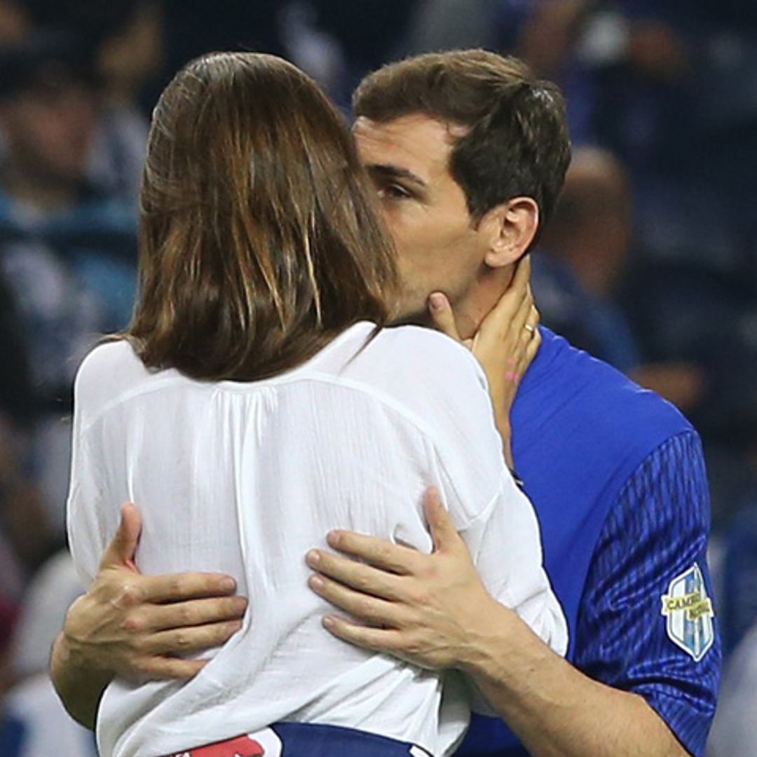 Iker Casillas y Sara Carbonero sellan con un apasionado beso el nuevo triunfo del portero