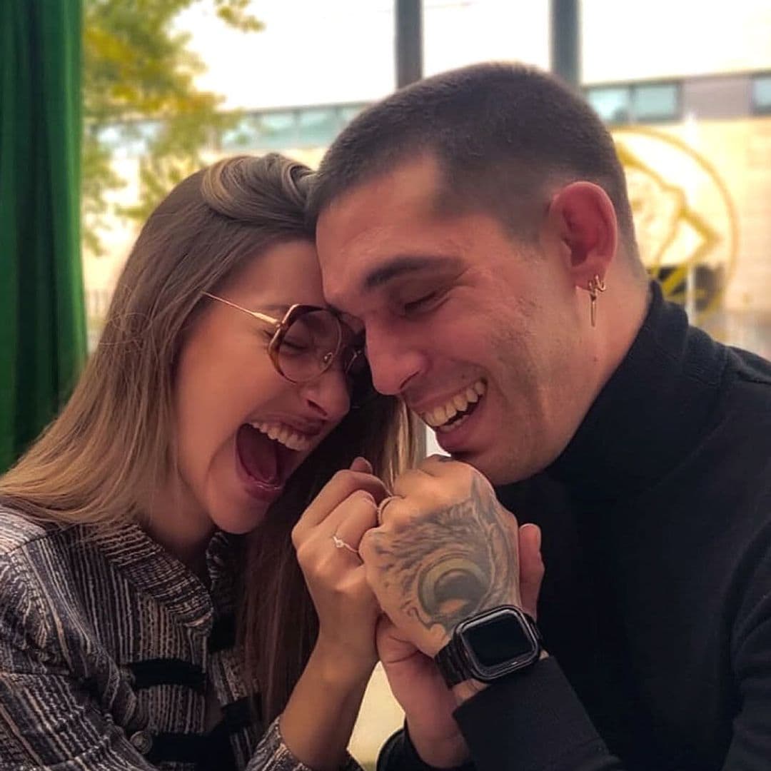 Ana Guerra y Víctor Elías se ponen románticos cantando en la piscina