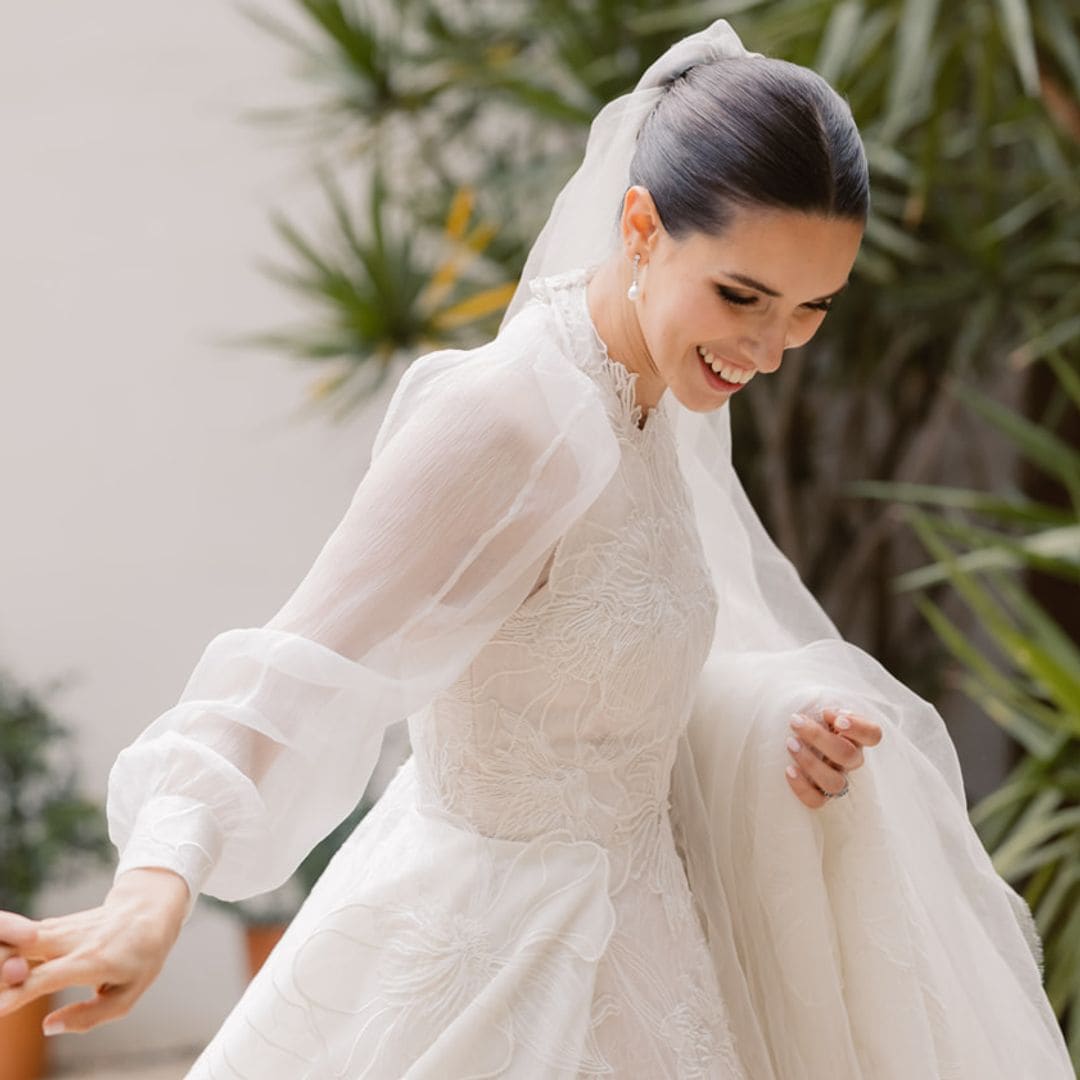 La boda en Murcia de Elena: un vestido de novia con bordados de alta costura y un ramo de ranúnculos