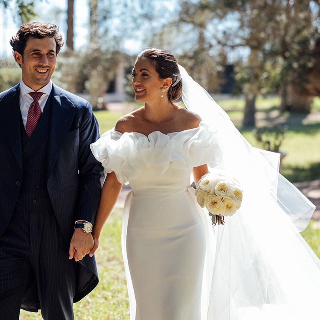 La boda en Elche de Patricia, la novia del vestido con escote de volantes y tiara familiar