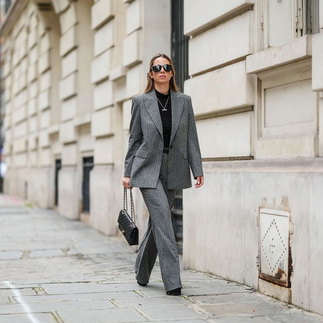 Traje gris de rayas de blazer y pantalón
