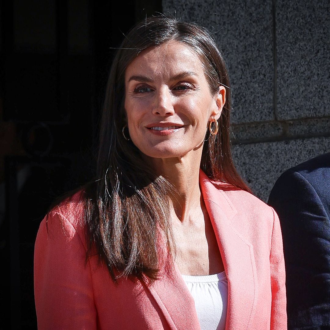 La reina Letizia apuesta por un traje de lino en tono brillante para el verano