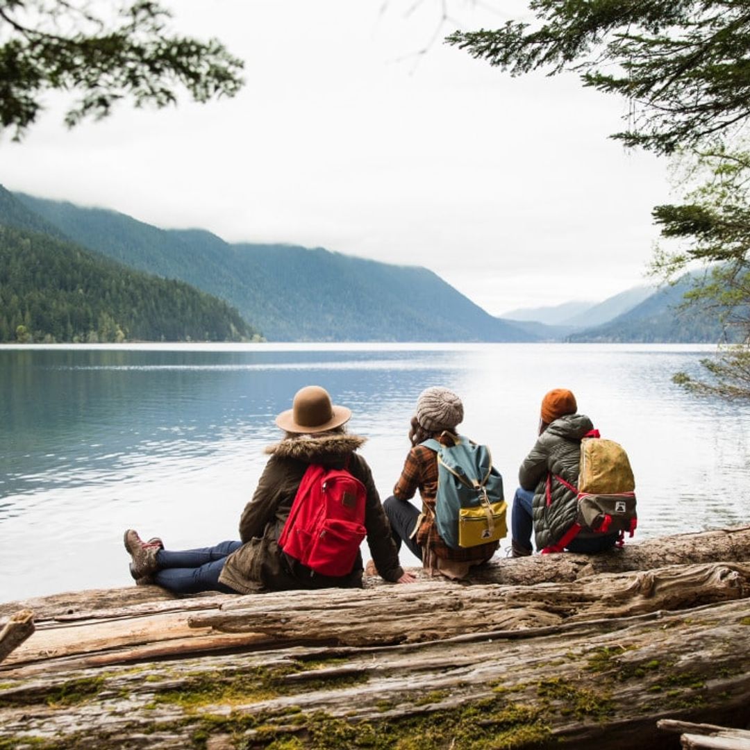 Jóvenes en un lago en Port Angeles, en el estado de Washington, Estados Unidos