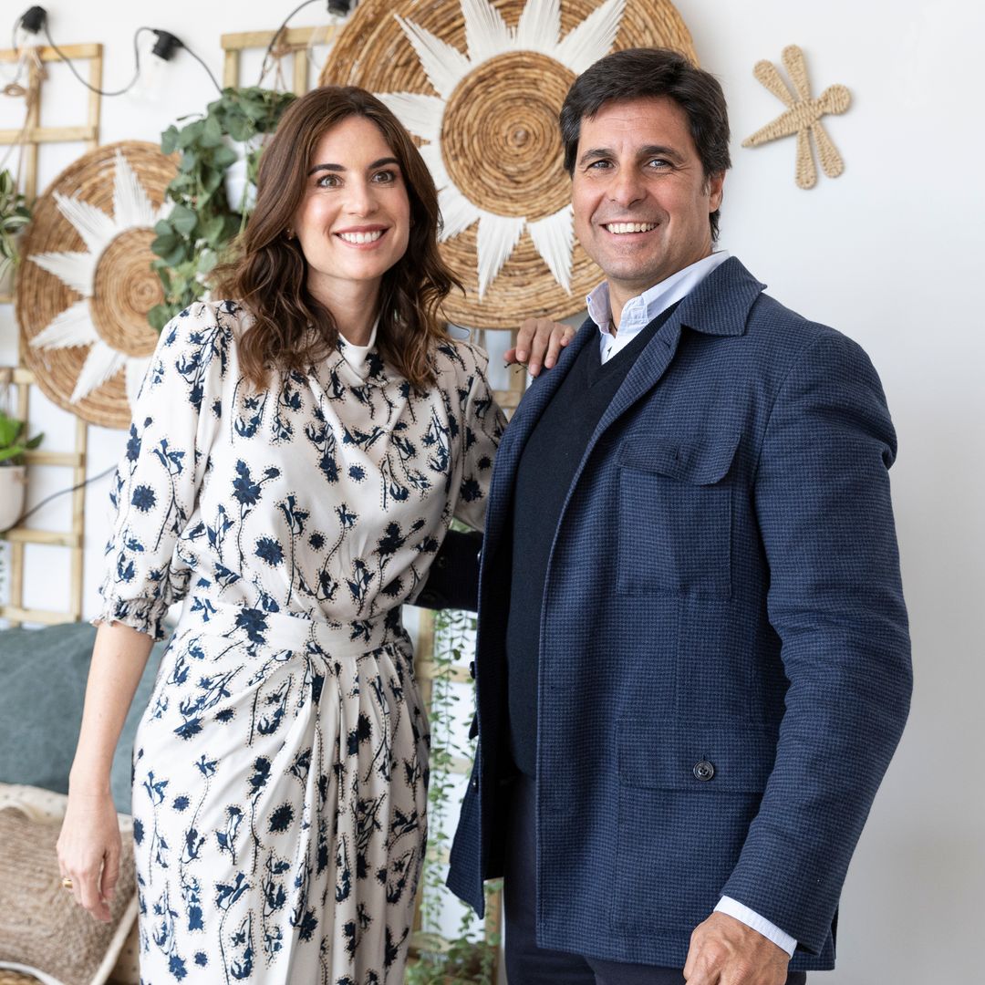 Lourdes Montes y Francisco Rivera posando abrazados con vestido blanco estampado y total look azul marino