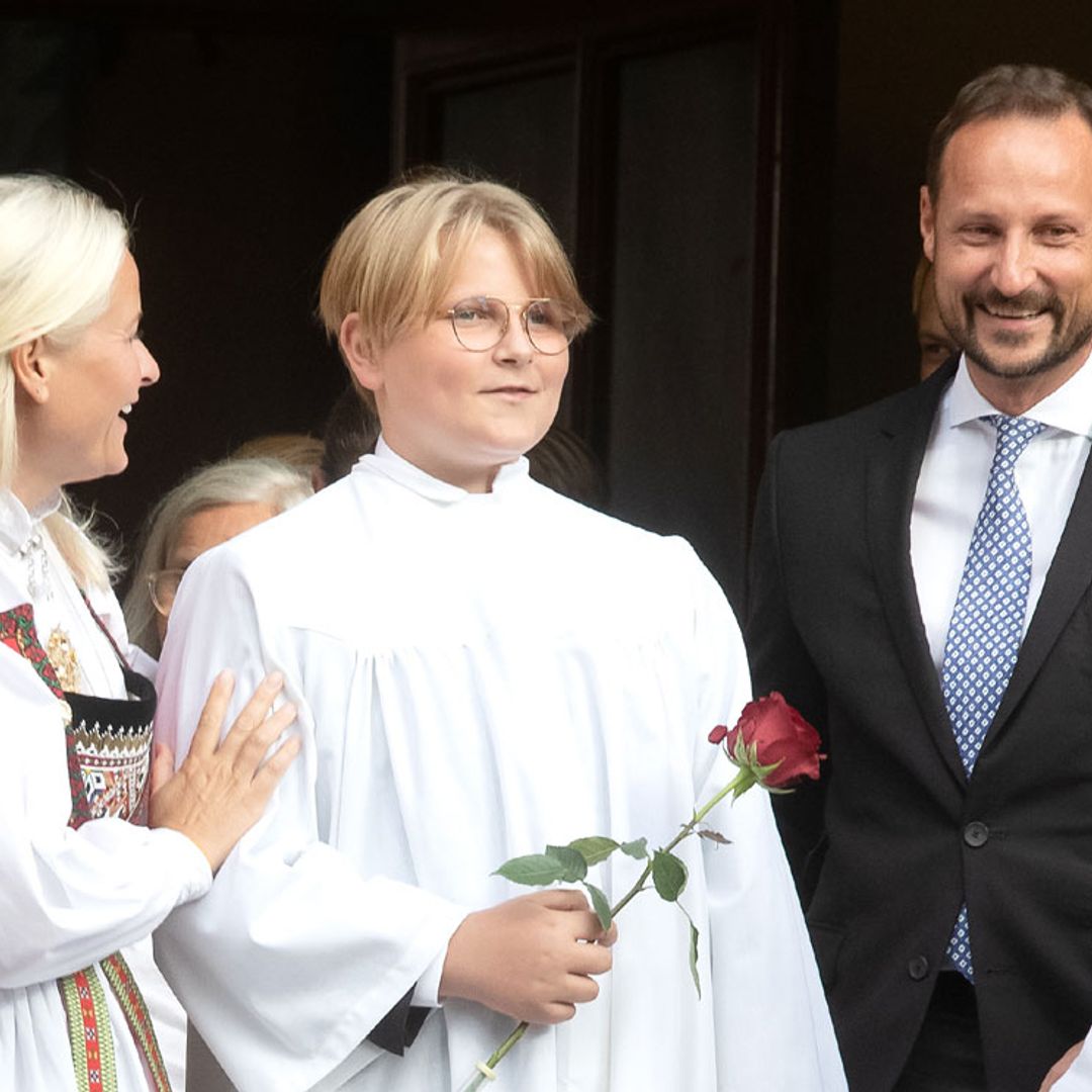 Sverre Magnus de Noruega recibe la confirmación ante una emocionada Mette Marit y con pocos invitados