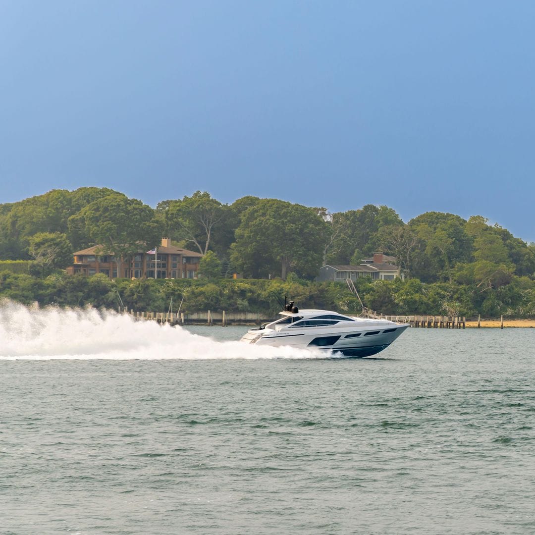 Lancha frente a las costas de The Hamptons, Long Island, Nueva York