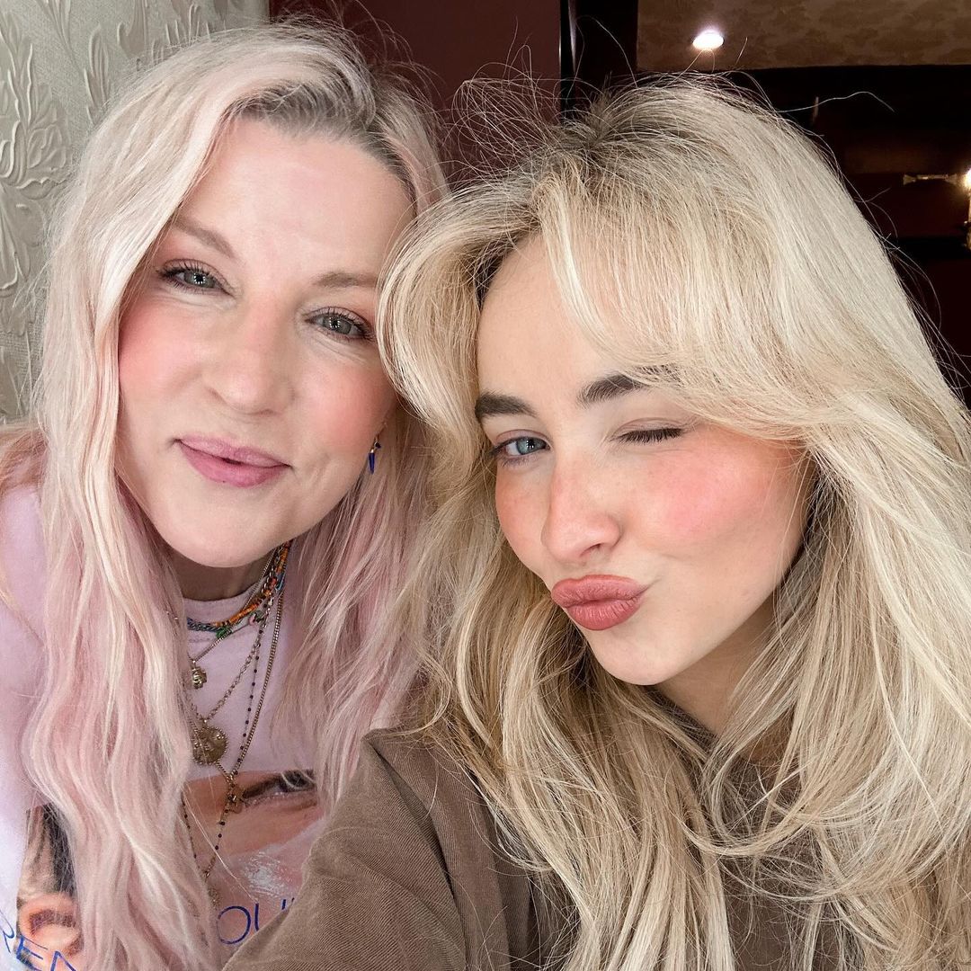 Renee Rouleau es la cosmetóloga de Sabrina Carpenter con quien se ha atendido casi 10 años.
