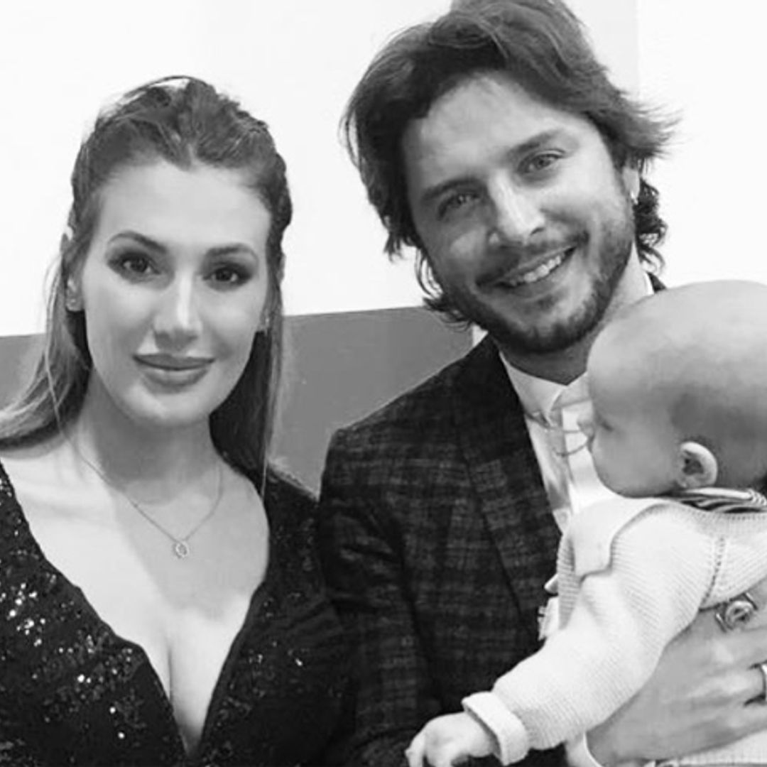 ¡Por fin! La primera foto de familia de  Manuel Carrasco y Almudena Navalón