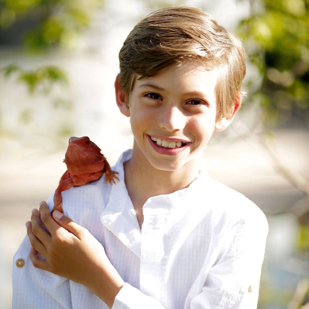 El hijo de Astrid junto a su lagarto