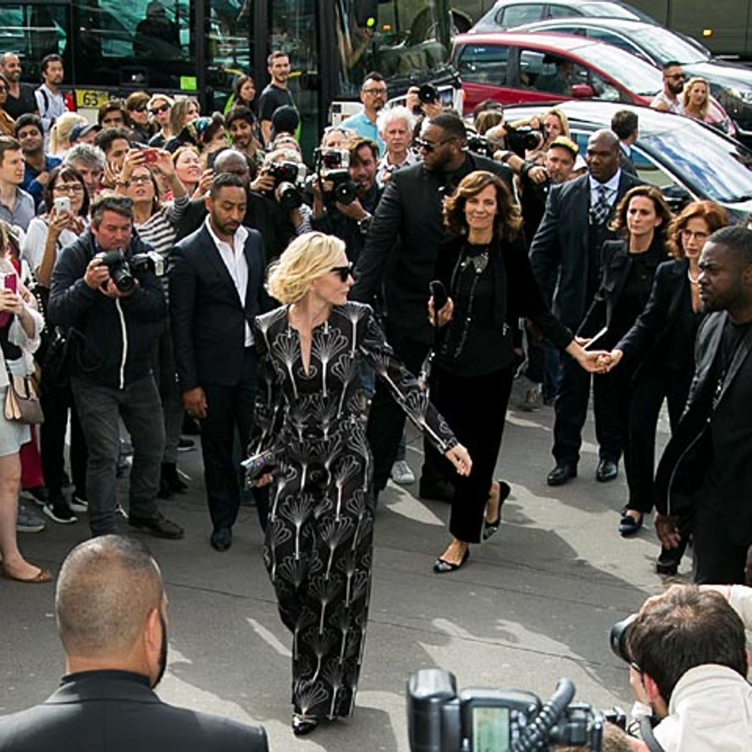 Y Cate Blanchett llegó a París: ¡Aplausos a la versión más clásica de Giorgio Armani Privé!