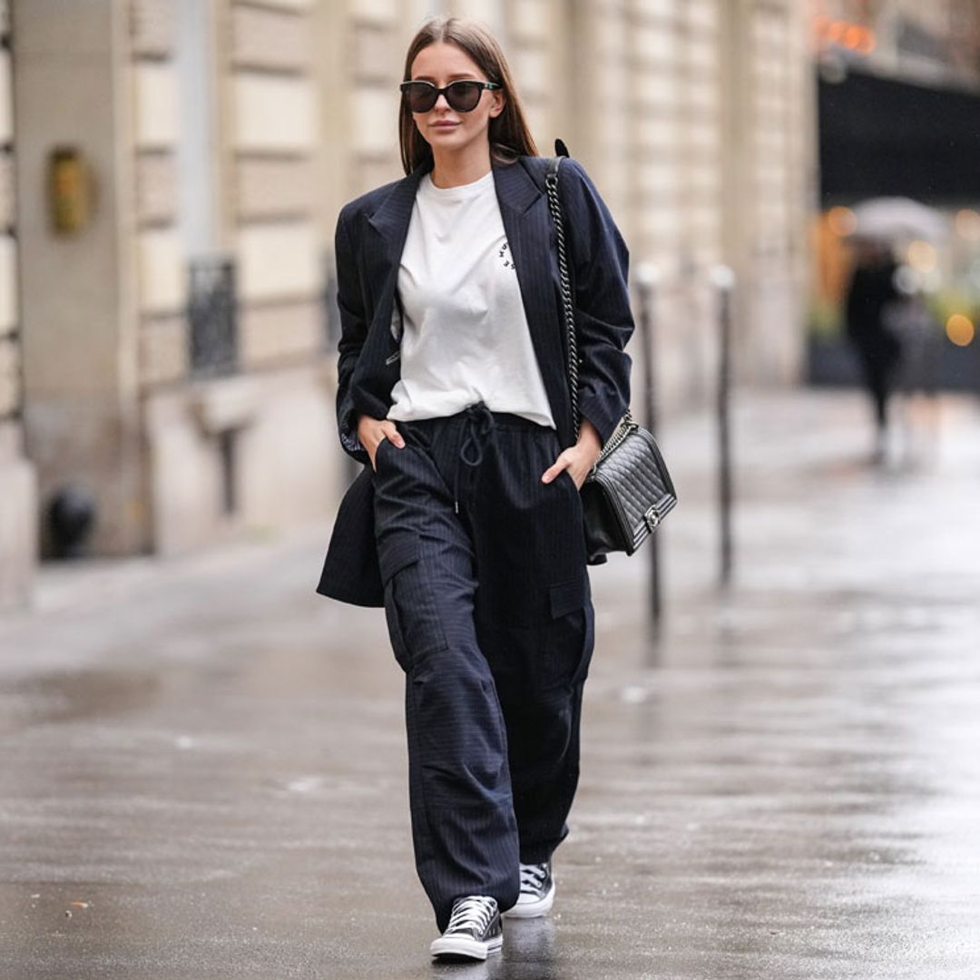 Solo necesitas una camiseta blanca para conseguir el mejor look de entretiempo