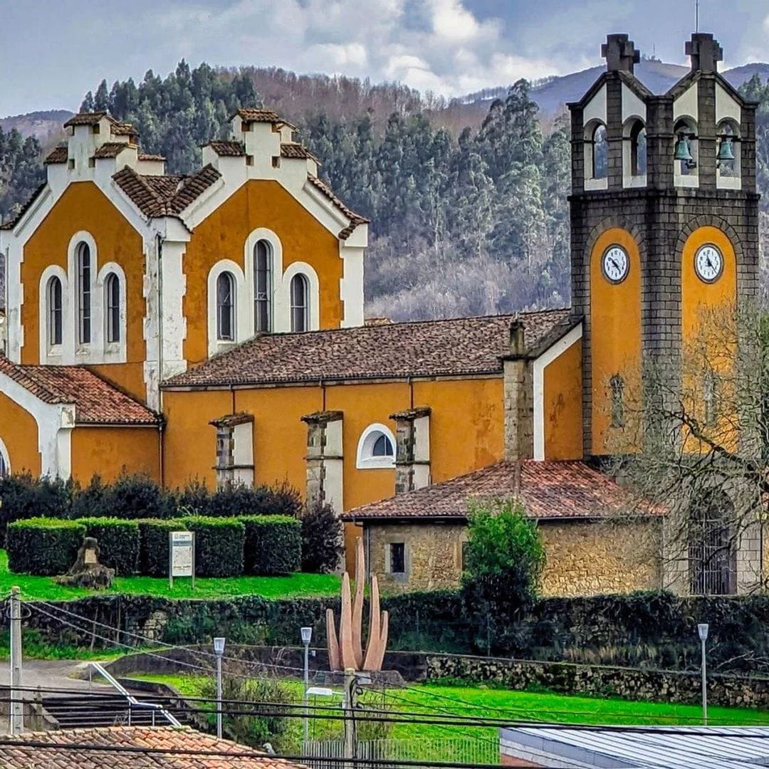 Así es Valdesoto, el Pueblo Ejemplar de Asturias que hoy han visitado la princesa Leonor y la infanta Sofía junto a los Reyes