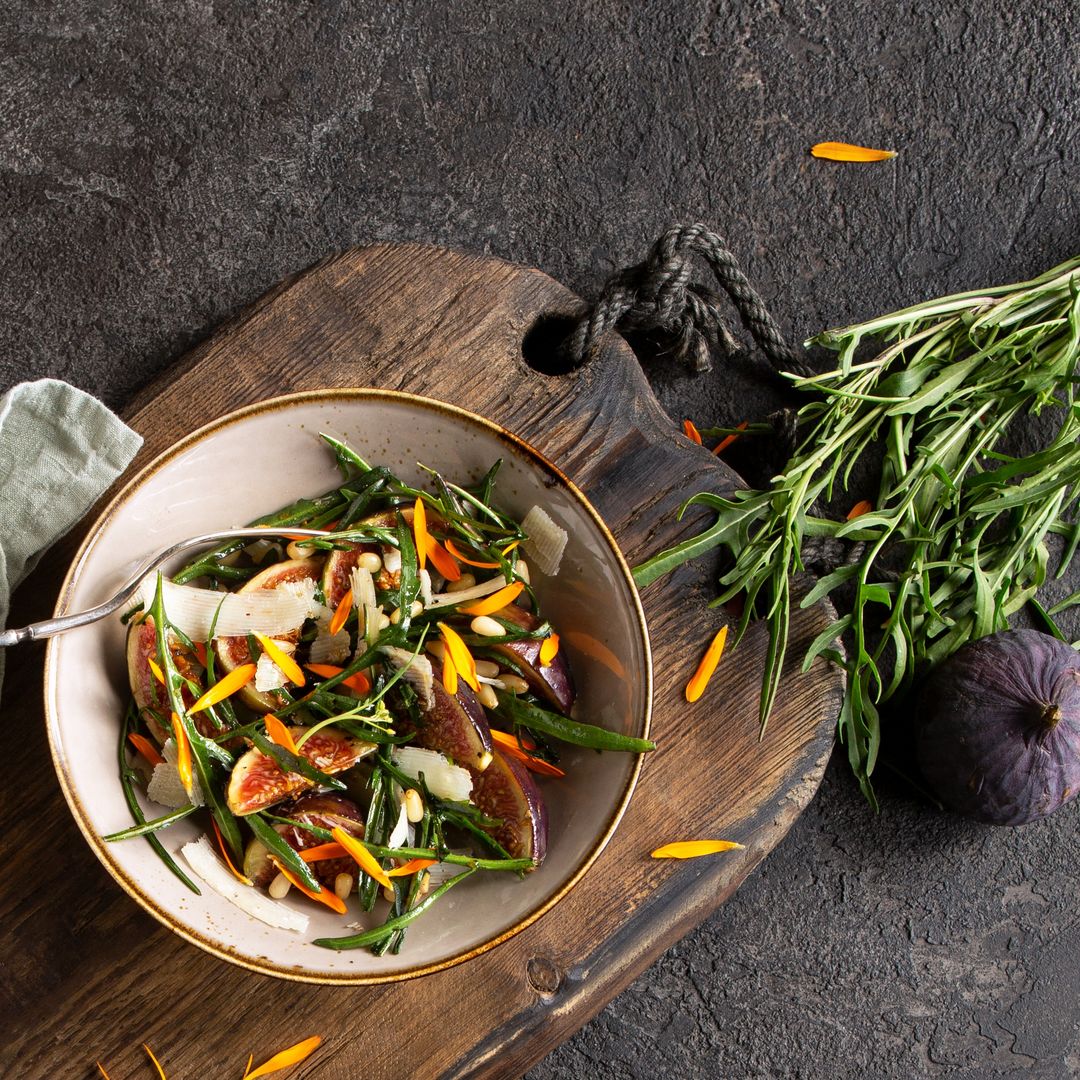 RECETA DEL DÍA. La ensalada que consigue el perfecto contraste dulce y salado: receta fácil de preparar y que siempre funciona