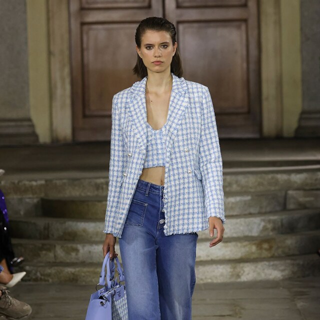 look de pasarela con vaqueros