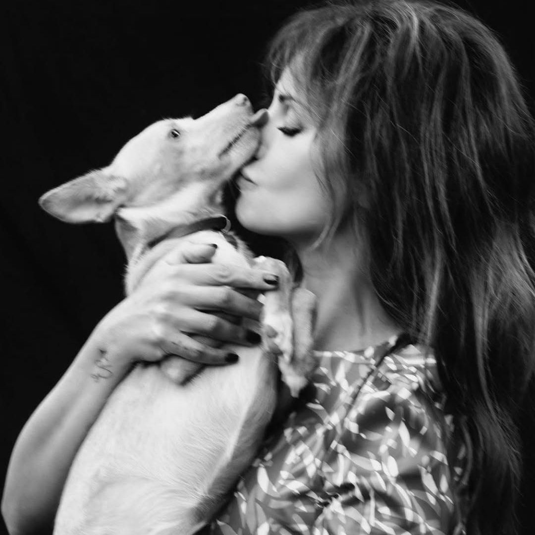 Una imagen cariñosa de la actriz y bailarina madrileña con uno de sus seis perros adoptados.